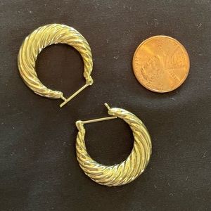 14K solid gold (2.19 grams) scalloped hoop earrings